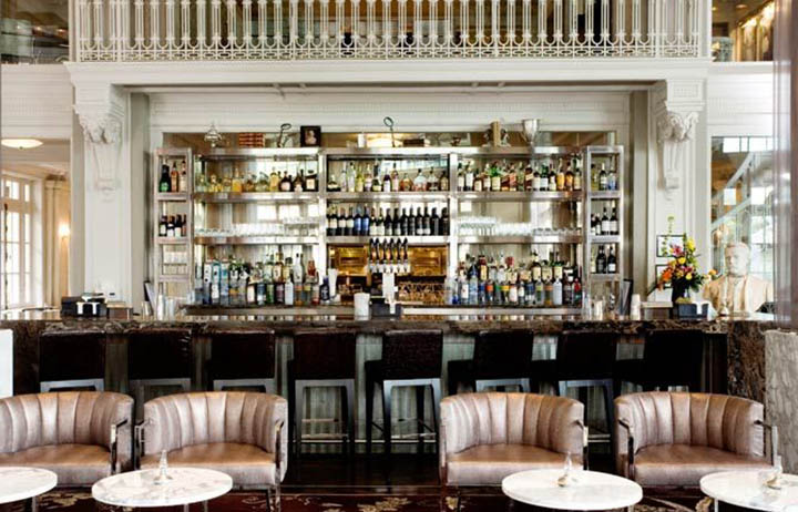 Quầy bar trong thiết kế nội thất nhà hàng là nơi thu hút mọi view nhìn