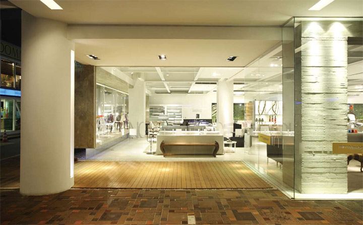 Lối vào hiện đại giúp cho thiết kế showroom đồ nội thất thêm nổi bật