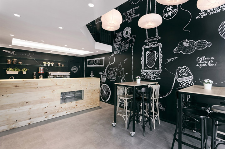 Phấn vẽ trên bức tường sơn đen rất phù hợp trong thiết kế quán cafe đẹp và rẻ