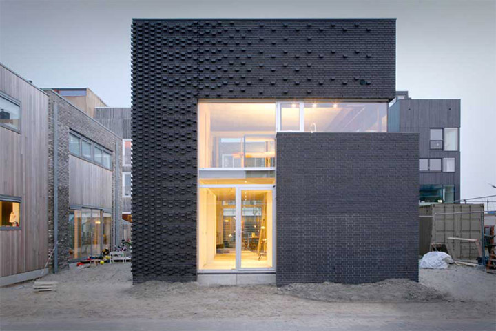 Tường gạch là vật liệu bao che trong thiết kế nhà ở vùng ngoại ô