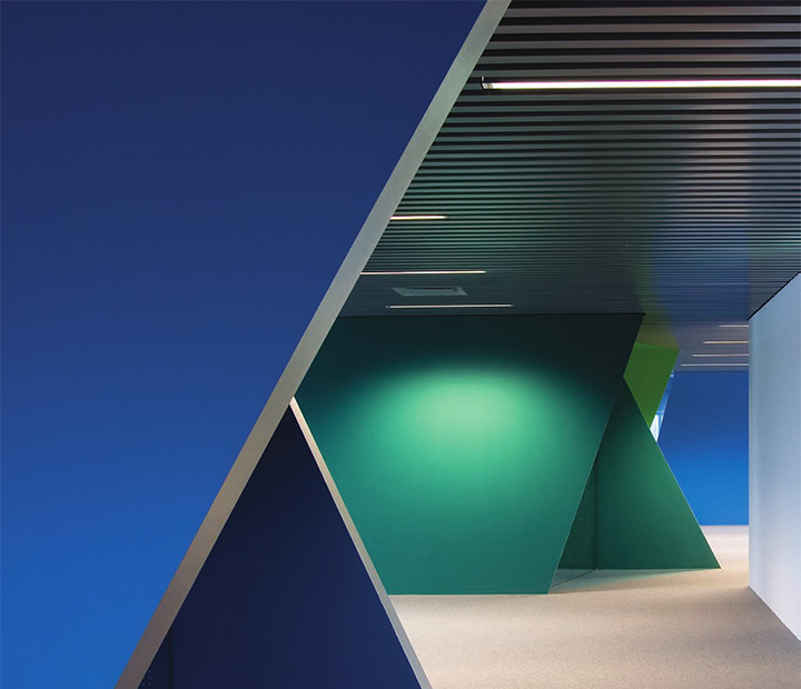 Văn phòng được thiết kế đầy ắp những bức tường màu xanh tạo phong cách chuyên nghiệp