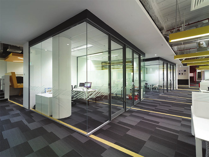 Cửa kiếng trong suốt luôn được vận dụng triệt để để mở rộng không gian văn phòng