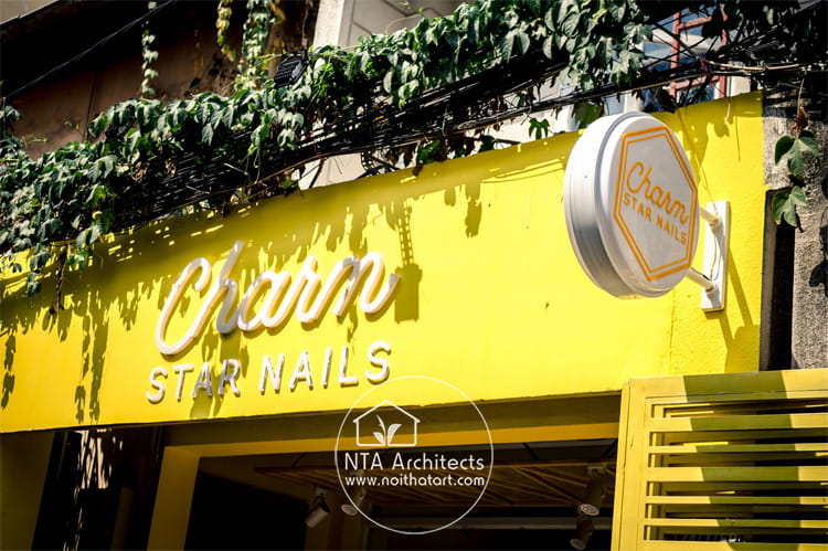 Bảng hiệu chính và biển vẫy của tiệm Charm Star Nail lựa chọn tông màu vàng chủ đạo
