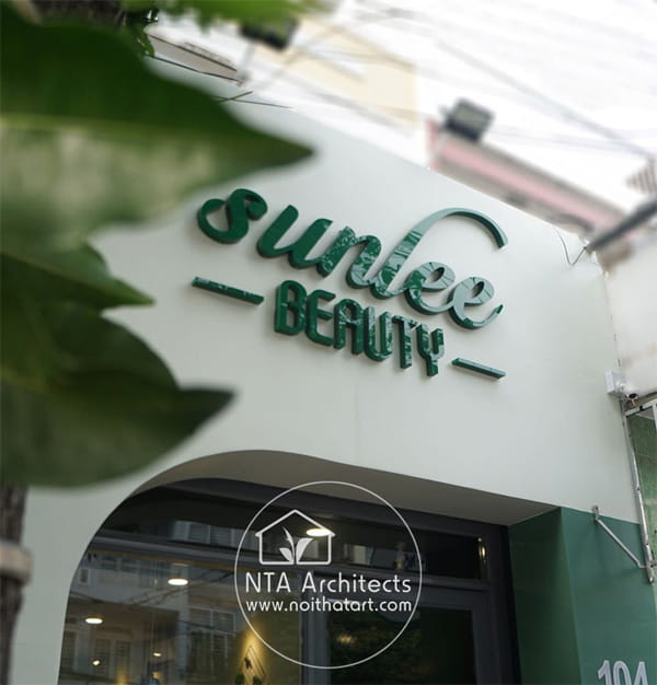 Tiệm Sunlee Beauty thu hút khách hàng bằng bảng hiệu nail nhỏ xinh và chữ mica nổi