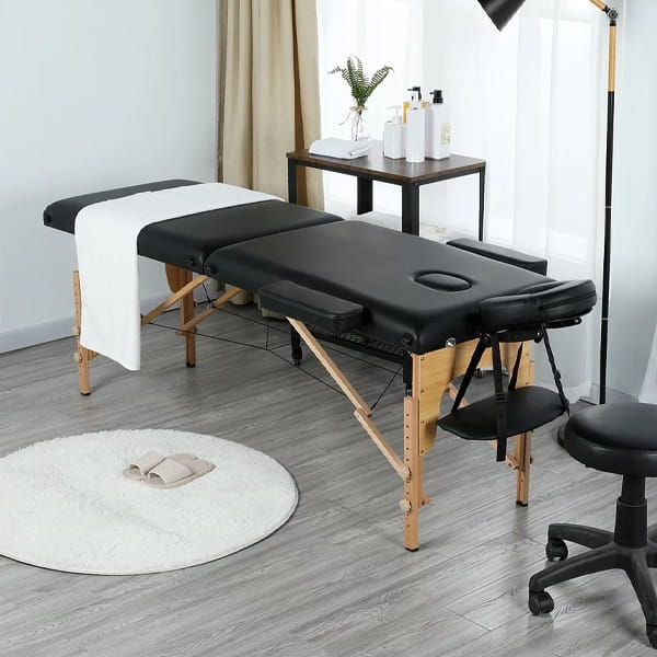 Mẫu giường gấp gọn màu đen trong không gian nhỏ